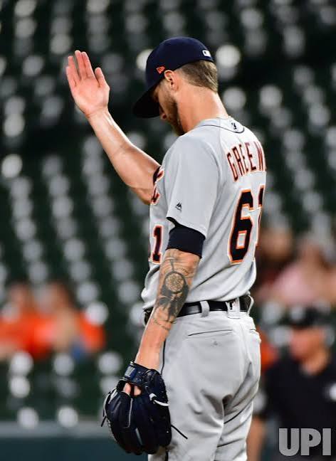 Shane Greene raising his glove on the mound for the Tigers
